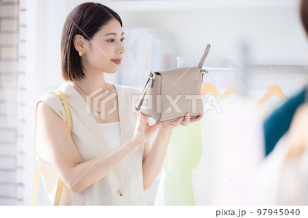 ショッピングイメージ　買い物を楽しむ女性 97945040