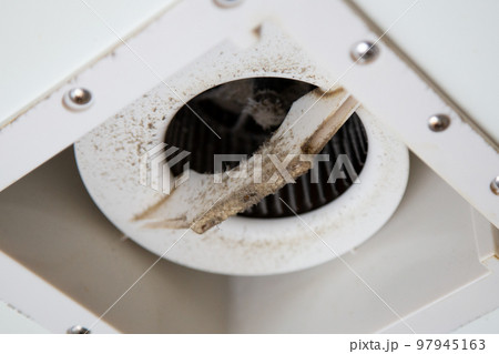 浴室換気扇クローズアップ(汚れ 異音) 浴室換気扇クローズアップ(汚れ 異音) 97945163