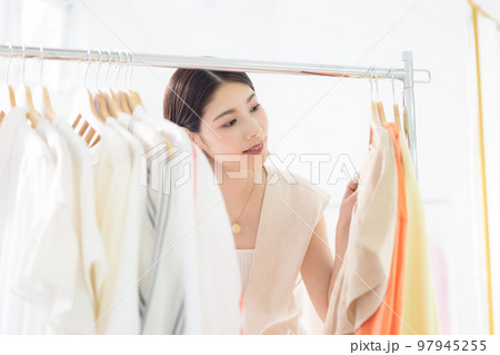 ショッピングイメージ　買い物を楽しむ女性 97945255