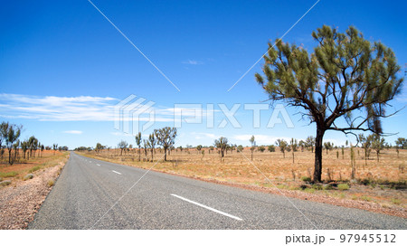 中央オーストラリアの砂漠地帯をドライブ 97945512