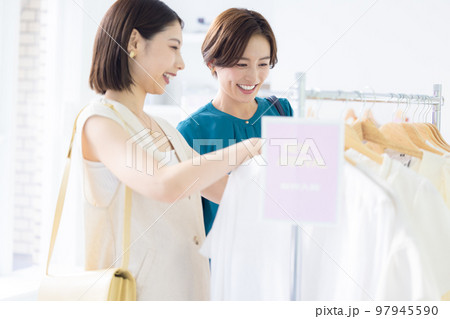 ショッピングイメージ　買い物を楽しむ女性 97945590