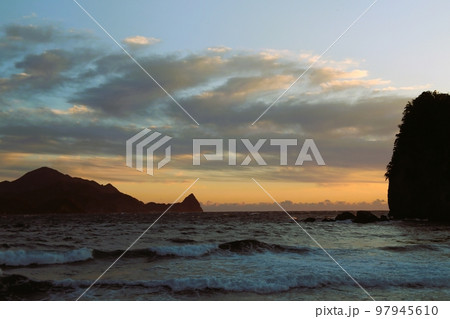 西伊豆の瀬浜海岸の夕陽、荒い波、夕焼 西伊豆の瀬浜海岸の夕陽、荒い波、夕焼 97945610