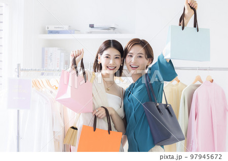 ショッピングイメージ 買い物を楽しむ女性 ショッピングイメージ 買い物を楽しむ女性 97945672