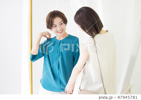 ショッピングイメージ 試着をする女性 ショッピングイメージ 試着をする女性 97945781