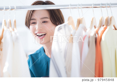 ショッピングイメージ 買い物を楽しむ女性 ショッピングイメージ 買い物を楽しむ女性 97945848
