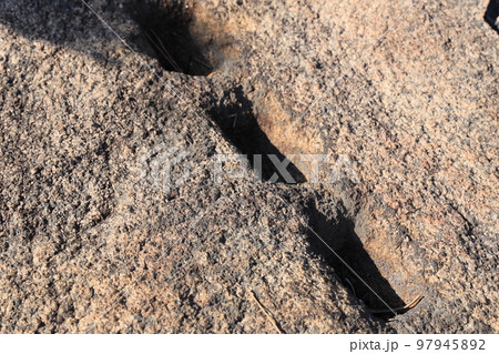 舞子公園大阪城築城残念石のくさび跡 舞子公園大阪城築城残念石のくさび跡 97945892