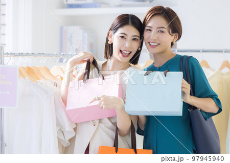 ショッピングイメージ 買い物を楽しむ女性 ショッピングイメージ 買い物を楽しむ女性 97945940