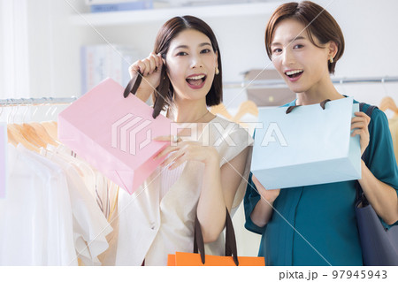 ショッピングイメージ 買い物を楽しむ女性 ショッピングイメージ 買い物を楽しむ女性 97945943
