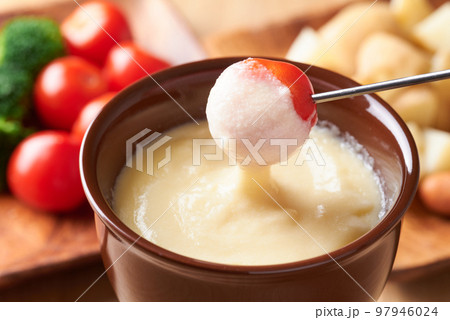 チーズフォンデュ　プチトマトをチーズに漬ける 97946024