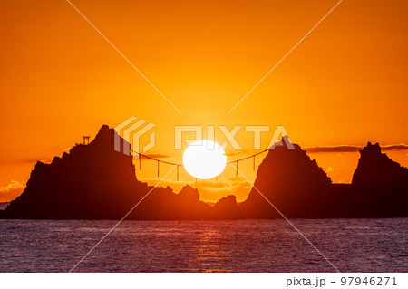 (神奈川県)真鶴半島 三ツ石海岸 日の出 (神奈川県)真鶴半島 三ツ石海岸 日の出 97946271