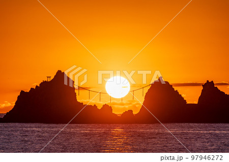 （神奈川県）真鶴半島　三ツ石海岸　日の出 97946272