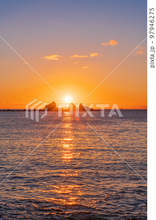 （神奈川県）真鶴半島　三ツ石海岸　日の出 97946275