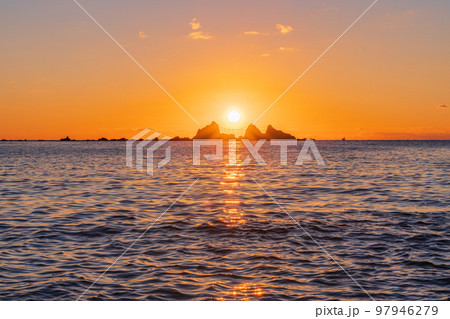 （神奈川県）真鶴半島　三ツ石海岸　日の出 97946279