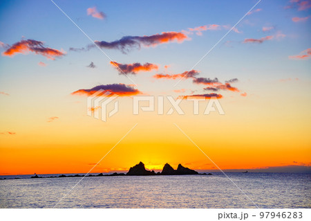 (神奈川県)真鶴半島 三ツ石海岸 日の出 (神奈川県)真鶴半島 三ツ石海岸 日の出 97946283