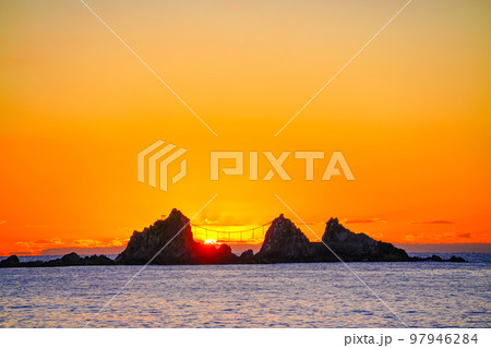 (神奈川県)真鶴半島 三ツ石海岸 日の出 (神奈川県)真鶴半島 三ツ石海岸 日の出 97946284