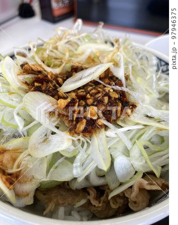 牛丼チェーン店で食べる昼食の「ねぎラー油牛丼」 牛丼チェーン店で食べる昼食の「ねぎラー油牛丼」 97946375