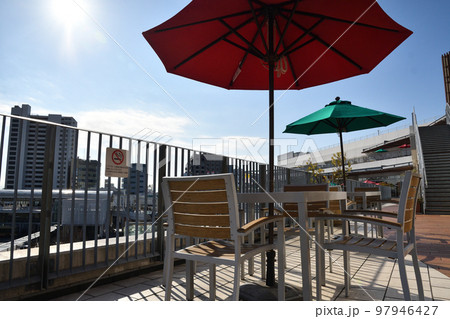 休日のテラスモール湘南 97946427