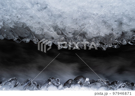 用水路の氷たち 97946871
