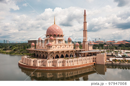 Aerial view of Putra Mosque in Putrajaya 97947008