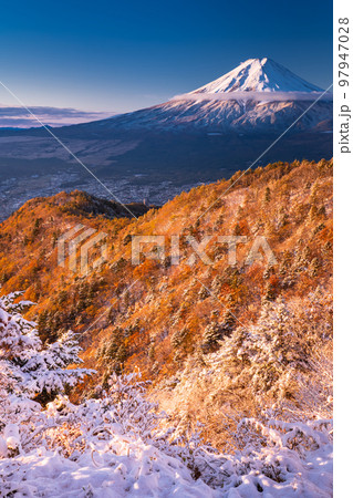 《山梨県》富士山と三段紅葉の三つ峠・紅葉と積雪の共存 97947028