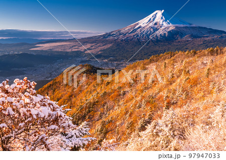 《山梨県》富士山と三段紅葉の三つ峠・紅葉と積雪の共存 97947033
