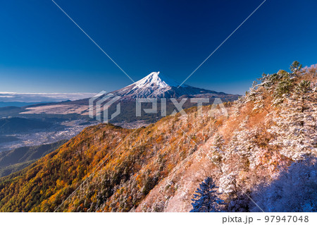《山梨県》富士山と三段紅葉の三つ峠・紅葉と積雪の共存 97947048