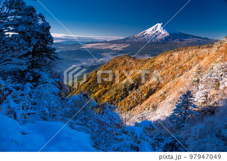 《山梨県》富士山と三段紅葉の三つ峠・紅葉と積雪の共存 《山梨県》富士山と三段紅葉の三つ峠・紅葉と積雪の共存 97947049