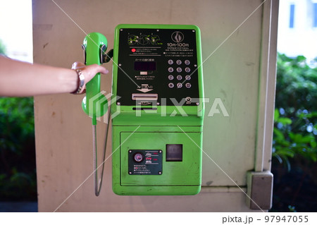 公衆電話の受話器を持つ手 公衆電話の受話器を持つ手 97947055