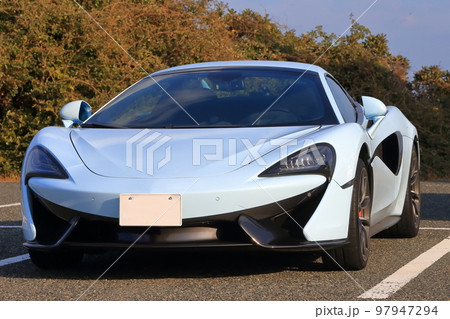 駐車場のスポーツカー　イメージ 97947294