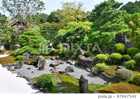 9月の京都市岩倉 妙満寺の枯山水 雪の庭 9月の京都市岩倉 妙満寺の枯山水 雪の庭 97947543