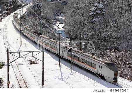 冬の諏訪峡を行く臨時特急水上：651系電車 97947544