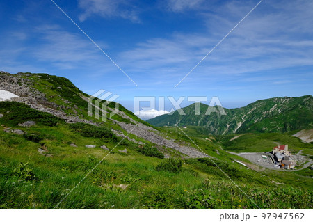 夏の立山の稜線とバスターミナル 夏の立山の稜線とバスターミナル 97947562