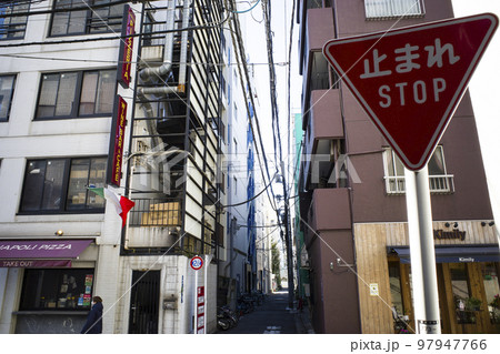 路地の一時停止の標識 97947766