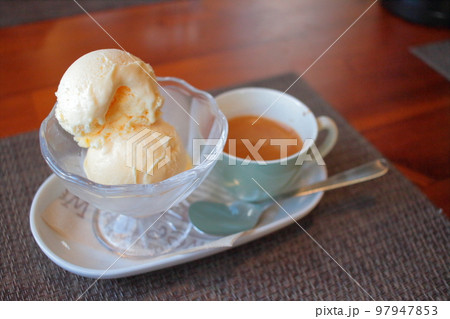 おしゃれで落ち着くカフェで美味しいアフォガードを頂く おしゃれで落ち着くカフェで美味しいアフォガードを頂く 97947853