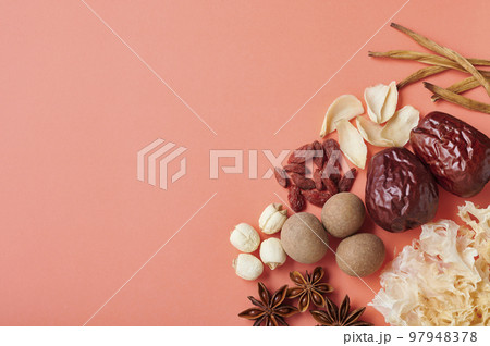 ピンク背景の薬膳素材(左あけ) ピンク背景の薬膳素材(左あけ) 97948378