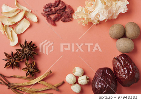 ピンク背景の薬膳素材(中央あけ) ピンク背景の薬膳素材(中央あけ) 97948383