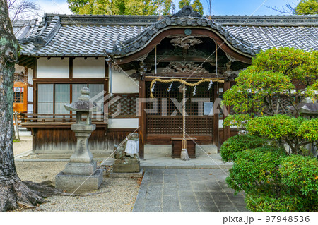 大阪府高槻市の永井神社の拝殿 大阪府高槻市の永井神社の拝殿 97948536