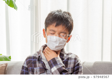 喉に痛みがある男の子 97948567