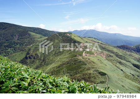 群馬県嬬恋村　ぐんま県境稜線トレイルの破風岳から毛無峠付近を見る　2022年9月26日 97948984