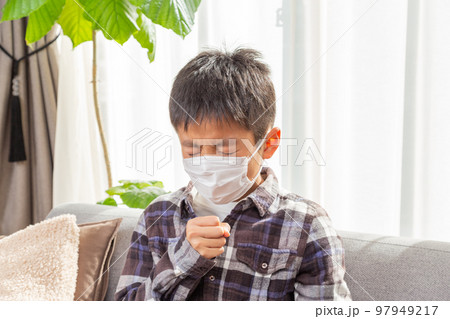 咳をする男の子 97949217