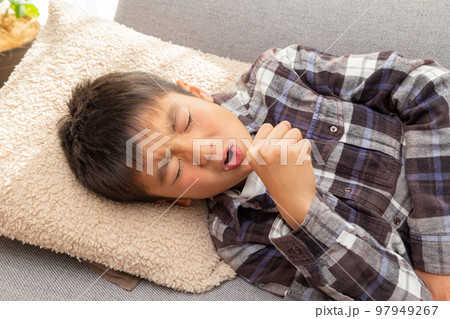 咳をする男の子 97949267