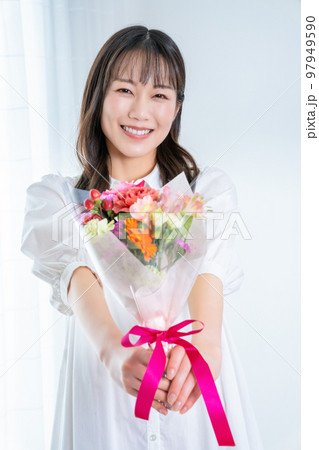 花束を渡す女性 97949590