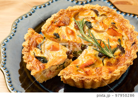 ほうれん草とサーモンのキッシュ3 ほうれん草とサーモンのキッシュ3 97950286