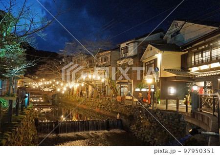 ライトアップされた冬の城崎温泉街, 豊岡市, 兵庫県, 日本 97950351