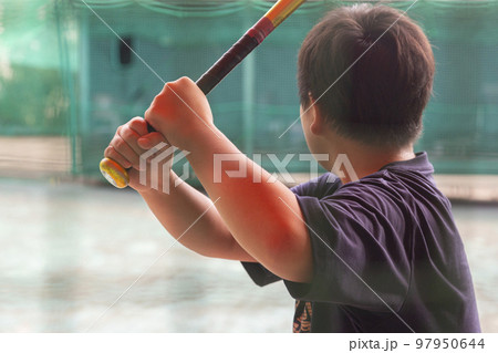 バッティングの練習をする少年 バッティングの練習をする少年 97950644