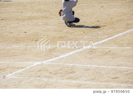 運動会で写真撮影をするPTA役員 運動会で写真撮影をするPTA役員 97950650