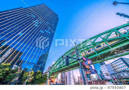 日本の東京都市景観　昌平橋交差点の上に架かる総武本線松住町架道橋を走る総武線。奥には中央線 97950807