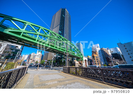 日本の東京都市景観 昌平橋から昌平橋交差点の上に架かる総武本線松住町架道橋や超高層ビルなどを望む 日本の東京都市景観 昌平橋から昌平橋交差点の上に架かる総武本線松住町架道橋や超高層ビルなどを望む 97950810