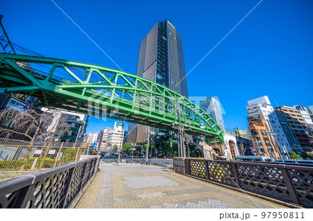 日本の東京都市景観　昌平橋から昌平橋交差点の上に架かる総武本線松住町架道橋や超高層ビルなどを望む 97950811