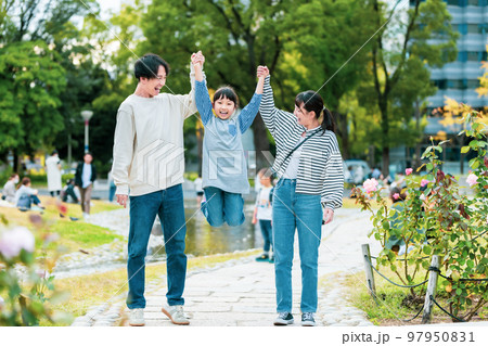 公園で仲良く遊ぶ家族 97950831